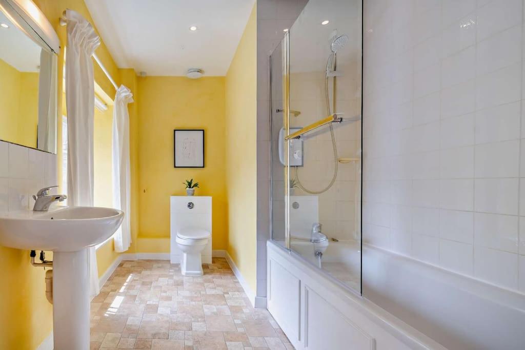 Spacious In The Centre Of Burford, Cotswolds *